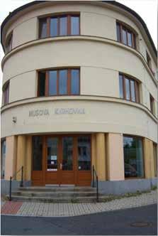 Modřany Pětipodlažní (podsklepený) zděný V I.NP a II.NP se nachází Husova knihovna, ve III.