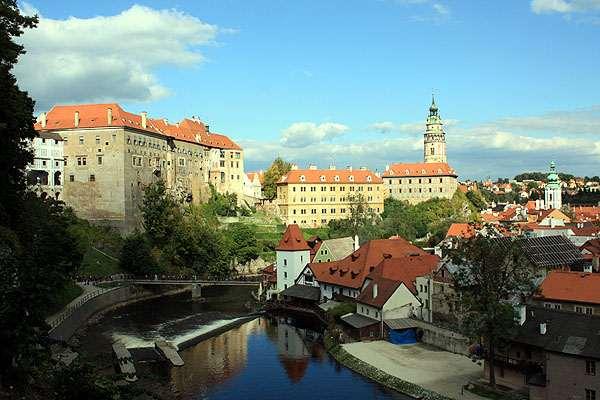 11. VŠEOBECNÉ INFORMACE 11.1 HOSTITELSKÉ MĚSTO 11.1.1 ČESKÝ KRUMLOV je okresním městem v Jihočeském kraji, leží 175 km jižně od hlavního města Prahy a 25 km od krajského města České Budějovice.