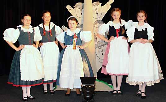 Zleva: M. Kratochvílová, V. Kmentová, A. Spurná, T. Kučerová, T. Smutná a Z. Kolková. Foto: Silva Smutná do Moravsko-slezského kola soutěže Zpěváček 2017 jako náhradníka.