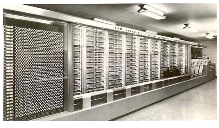 Aiken - 1943 uvedl do provozu první široce známý programovatelný kalkulátor ASCC Mark I (Automatic Sequence-Controlled Calculator Mark I - byl dlouhý téměř 16 metrů, vážil pět tun, celkem obsahoval