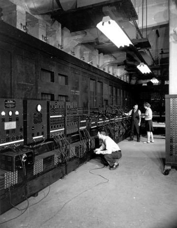 ENIAC 1 800 elektronek, 10 000 kondenzátorů, 70 000 odporů, 1300 relé, pro chlazení 2