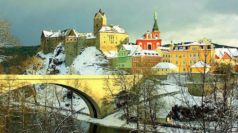 Zasněžený pohled Zdroj: Hrad Loket Vánoce na zámku Jizerní Vtelno 9. prosince 2017 (10.00 17.00) Chtěli byste být hosty u štědrovečerní večeře na zámku?