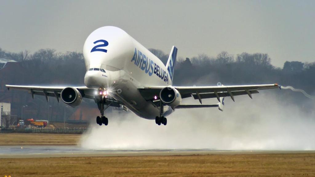 5.9 Airbus A300-600ST-Beluga (dvoumotorové letadlo) Jde o nákladní transportní letadlo s doletem při plném nákladu 2480 km. Objem nákladového prostoru je 1365 m 3, ovšem nosnost pouze 47 tun.