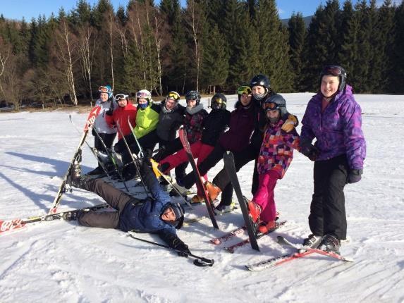 V zimním období byly pro žáky prvních ročníků organizovány lyžařské a snowboardové výcvikové kurzy v