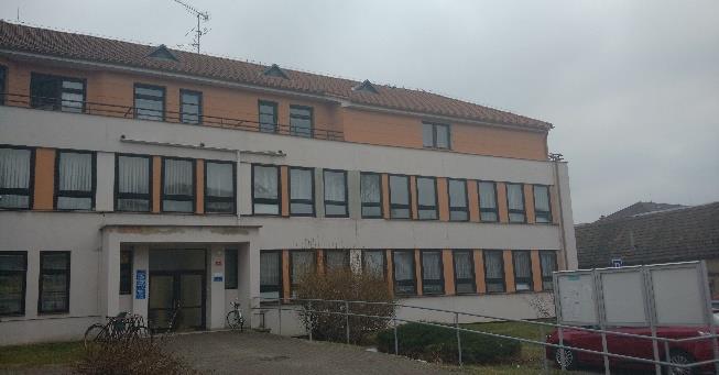 Obvodové a některé vnitřní stěny nástavby hlavního a zadního pavilonu jsou zděné z pórobetonových