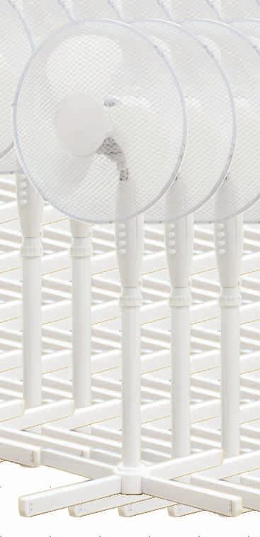 Stolní bílý ventilátor je ideální pro umístění na stůl, ale i na podlahu. max.