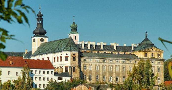 Farní charita Vlašim Vás zve 11. a 12.7. na POUTNÍ ZÁJEZD: Broumov a Wambierzyce Odjezd: úterý 11. 7. 2017 v 6.30 z Vlašimi od Městského úřadu, ul. Lidická; návrat 12. 7. v 19 hod.