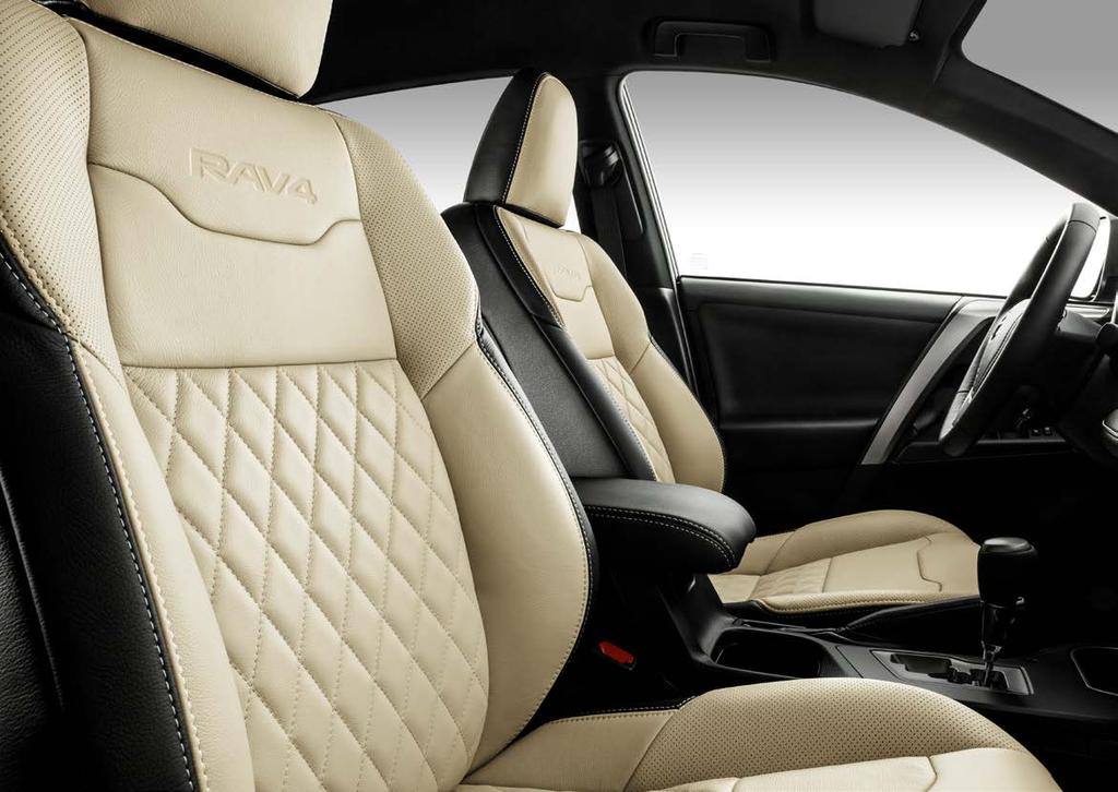 Verze RAV4 Selection Azure se vyznačuje kvalitními dvoubarevnými sedadly v kombinaci přírodní a syntetické kůže.