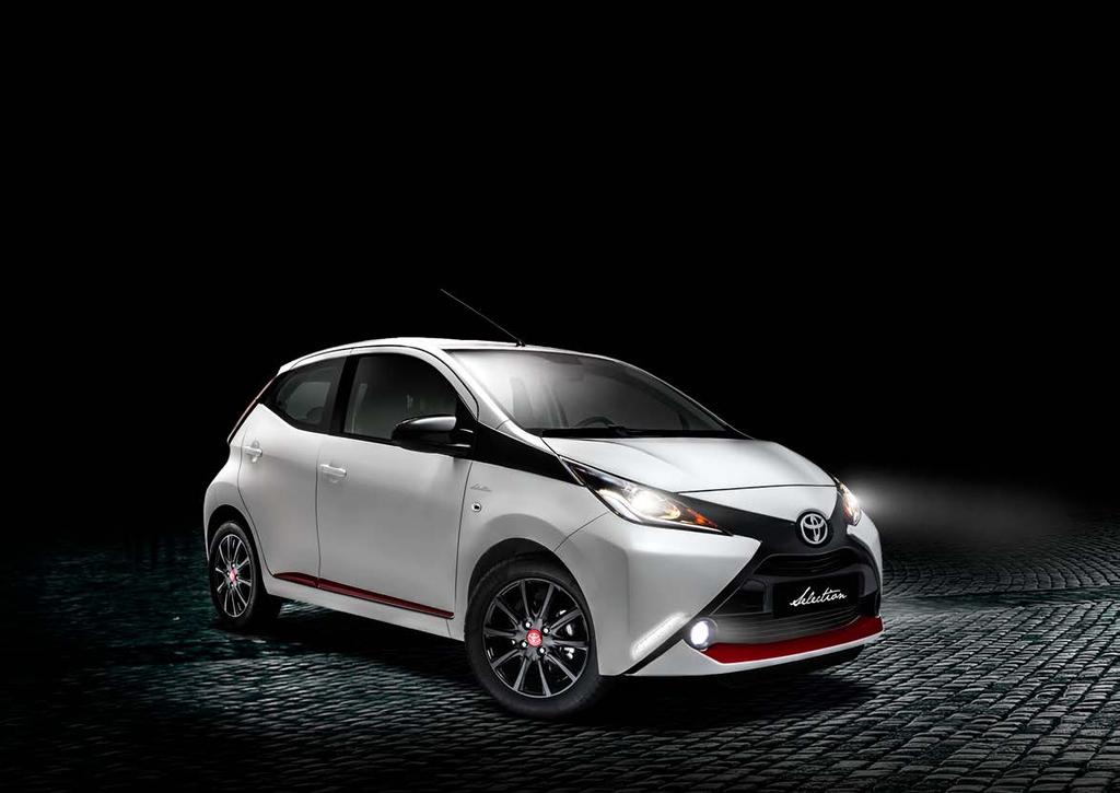 AYGO X-CLUSIVE Bílá, černá, červená.