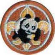 hnědá panda kruh, průměr 3,5 cm vyšívaný nebo tkaný kruh s příslušným námětem, jedná se o zvláštní odbornou