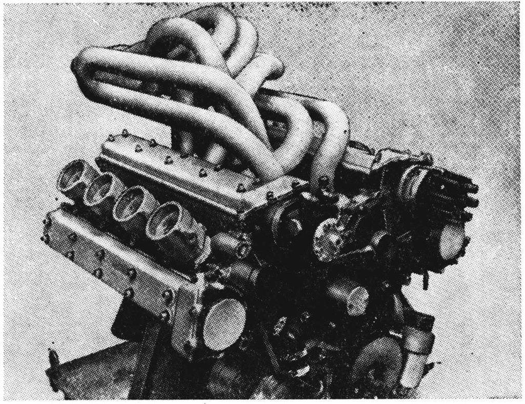 127 mm a zdvihem 101 mm [8]. Průměr potrubí byl v tomto případě 50 mm a jeho délka je zaznamenána u jednotlivých křivek. Měřily se kompresní tlaky ve válci v závislosti na otáčkách motoru.