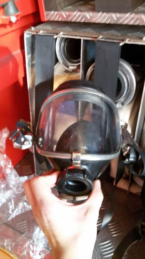 Foto 15- Maska (vnější pohled) Foto 16 Maska (vnitřní pohled) 5.1.2 Protichemické ochranné obleky Protichemické ochranné oděvy představují společně s dýchací technikou nejdůležitější prvek ochrany proti nebezpečným látkám (NL).