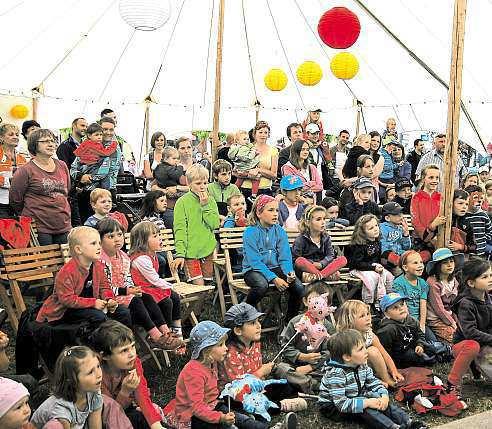2 12. června 2015 Berounsko Folk, Sněhurka išansony.letní večery opět zpříjemní kultura Dvakrát týdně se lidé mohou vydat do centra města za novými zážitky. Začalo totiž Berounské kulturní léto.