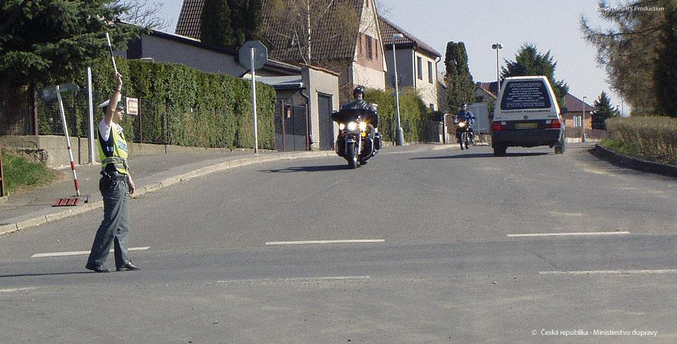 Je řidiči doporučeno řidiči jet rychlostí nejvýše 30 km/h. 4. [2 b.