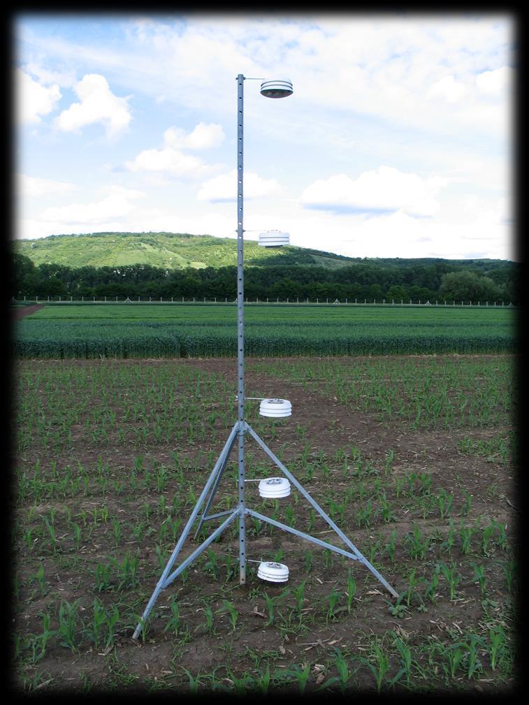 Na Obr. 4 je zobrazen příklad umístění senzorů pro měření vlhkosti vzduchu v kombinaci s měřením teploty vzduchu v porostu kukuřice. Obr. 4 Umístění stanice s čidly pro víceúrovňové měření vlhkosti a teploty vzduchu v porostu 8.