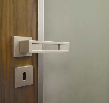 Nerezové proužky ve dveřích lze dodat ve dvouch odstínech dle naší nabídky: Typ 1 - hliník kartáčovaný, Typ 3 - nerez kartáčovaná.