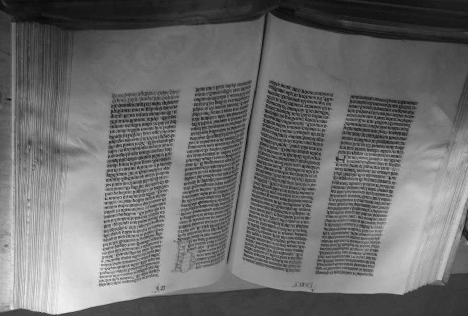 1. Historie typografie Nejprve byly knihy přepisovány písaři, knih bylo málo a jejich cena značná. Tisk písem vznikl v Číně, kdy v 2. století n. l.