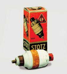 Jističe ABB Více jak 90 roků inovací 1 1922 Vynalezení a vývoj prvního jističe, vyrobeného v Mannheimu v Německu. Vynalezl Hugo Stotz.
