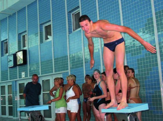 Den byl zahájen na plaveckém stadionu, kde za potlesku a nadšeného povzbuzování soutěžily štafety složené ze studentů a zaměstnanců školy.