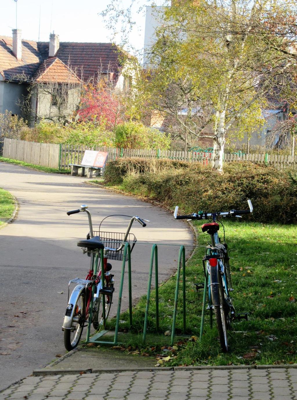 Pokud tomu tak není třeba i z důvodů výšky, tak je možno u žebrovitého stojanu pořádně opřít a zamknout pouze 2 kola.