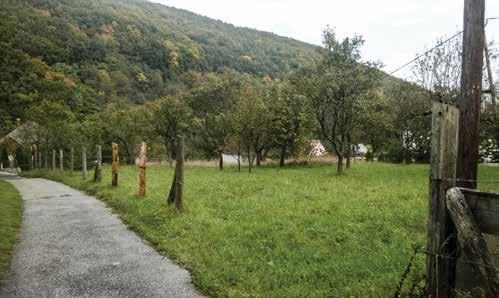 Má dlhú predsieň, 2 prechodové izby, kuchyňu, špajzu, kúpeľňu s WC. 11708 Tel: 0917 922 956 22.