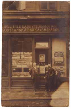 zleva: Viktor Kohn před bankou svého strýce Herrmanna (Heřmana) na Malé Straně, 1904. Archiv Amiry Kohn-Trattner. Viktor Kohn in front of his uncle Herrmann s bank in Lesser Town, 1904.