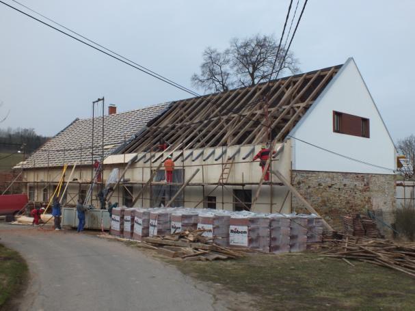 května na straně k obecnímu úřadu a na začátku srpna i k hlavní silnici.