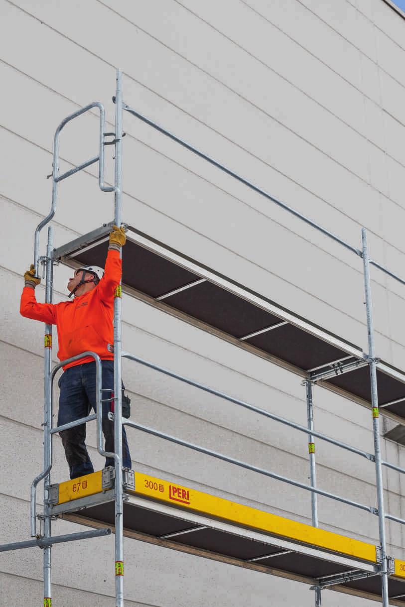 Při montáži základního lešení je zábradlí následujícího podlaží zavěšeno a namontováno na rám Easy. Také čelní zábradlí je možné osazovat zespodu.