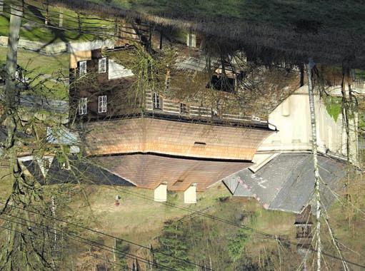 a Dolní Krupá fara (okres Mladá Boleslav), a celkový pohled na faru po obnově krytiny z dřevěného šindele; b pohled do krovu po opravě.