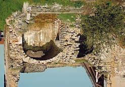14 se zasklenou pavlačí. Dům, dokládající původní úroveň zástavby na břehu Labe, byl ohrožen demolicí, po které zde měla vzniknout výrazně větší novostavba, výškově navazující na domy při náměstí.