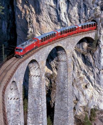 Nástup do Bernina expressu vlaku, který přes svět horských ledovců přejede do palmového ráje v Itálii.
