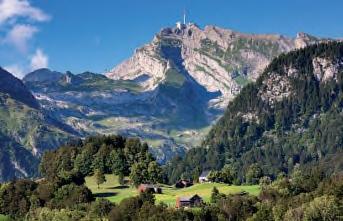 Prohlídka středověkého města fri bourg (UNESCO), kde se po staletí mísí ně mec ká a francouzská kultura. Procházka his to ric kým centrem společně s návštěvou gotické katedrály sv.