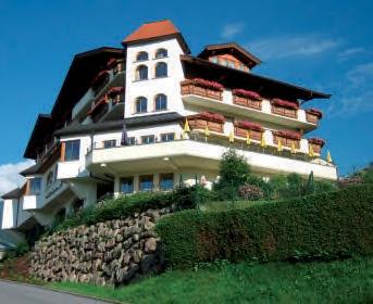 Odjezd do rattenbergu, prohlídka města s mimořádně zachovalým historickým centrem. Odjezd na ubytování v hotelu Jägerhof, venkovní bazén a výhled do údolí innu a na protilehlé pohoří karwendel.
