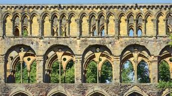 den: Dopoledne vylodění v Newcastlu. Cesta do oblasti Edinburghu. Odpoledne návštěva palírny whisky v Glenkinchie. V podvečer zastávka u Rosslyn Chapel krásná kaple z 15.
