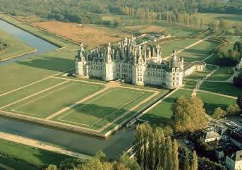 Francie ZÁMKY A ZAHRADY NA LOIŘE, PAŘÍŽ 6denní zájezd s denním přejezdem Chambord Chenonceau Chaumont 1. den: Odjezd ráno. Večer ubytování, nocleh. 2. den: Snídaně. Přejezd do oblasti Loiry.