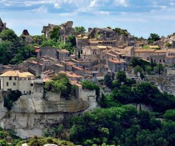 Přejezd do bývalého papežského sídla Avignonu (UNESCO) s jedinečnou gotickou stavbou papežského paláce, středověký most St-Benézet, Rocher des Doms, kouzlo provensálských uliček.