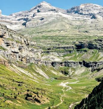 Nenáročná cesta na Pic du Midi du Bigorre. Nejnavštěvovanější pyrenejský vrchol nabízí panoramatické kruhové výhledy na hlavní hřeben Centrálních Pyrenejí a do Akvitánské nížiny. Nocleh. 4.