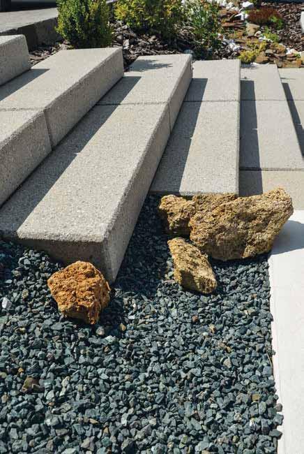 Schodišťové stupně jsou vyrobeny z pohledového betonu, nejčastěji s celoplošně tryskaným povrchem.