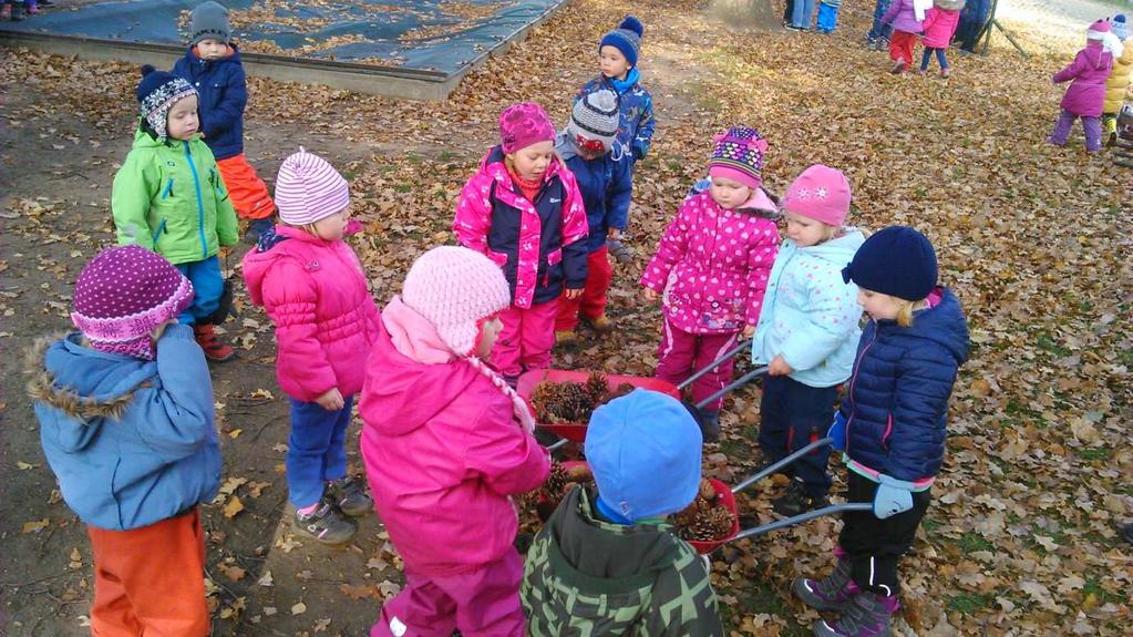 První adventní neděli naše školka vystupovala s vánočním pásmem písní a koled ve kbelském parku na rozsvěcení vánočního stromku. Děti byly moc šikovné a vystoupení zvládly bez chyby.