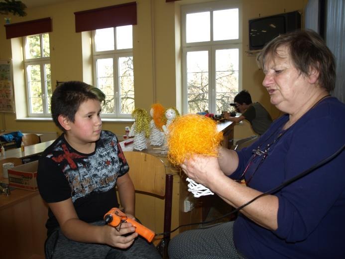 ku či básničku dárky. Po nadílce následoval nádherný ohňostroj. Přítomní malí i velcí se občerstvovali koláčky nebo vánočkou a zahřáli se vánočním punčem.