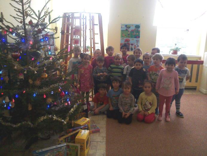 nám Matýsek Šveců s maminkou přivezli stromeček, který jsme si společně ozdobili a tak už jsme připravení a budeme doufat, že nám pod něj Ježíšek nadělí nějaké