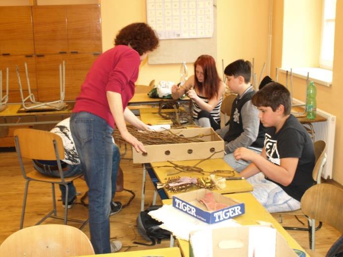 Duben 2017 3. 4. si naše děti z I. stupně užívaly vitamínky z pomeranče a pitíčka 100% jablkovišeň v rámci projektu Ovoce a zelenina do škol finančně podporovaného Evropským společenstvím. 4. 4. a 6.