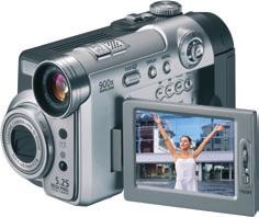 Objektiv Carl Zeis Vario Sonnar T* je vybaven 10 optickým zoomem. Širokoúhlý dotykový LCD displej s úhlopříčkou 2,7" se výborně hodí při natáčení v režimu 16:9.