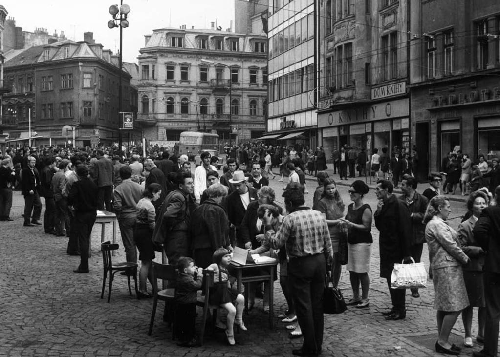 VII. Agonie pražského jara 123 Podpisová akce v Teplicích (ÚSD) svého nesouhlasu, nalepilo nespočetné množství protiinvazních letáků a zúčastnilo se celostátních protestních stávek.