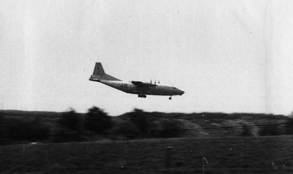 VI. Armáda v srpnu 1968 17 Vojenský An-12 (červená 48) přistává na letišti v Ruzyni (Muzeum Policie ČR) Vinklera však prý rozkaz do zahraničí nedošel, protože ho spojaři odmítli vysílat.