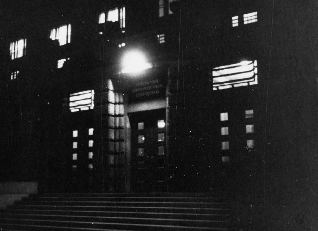 VI. Armáda v srpnu 1968 19 Osvětlený hlavní vchod do budovy ÚV KSČ (Muzeum Policie ČR) operačního sálu a o funkcionáře, kteří zůstali v pracovně NGŠ, tzn.