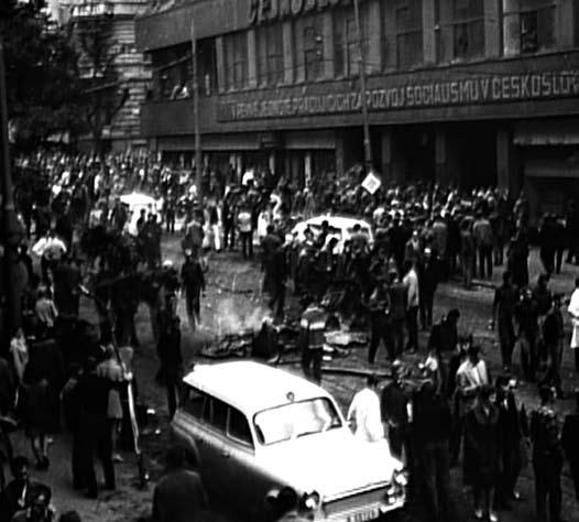 VI. Armáda v srpnu 1968 23 Ranění a mrtví z bojů o Čs. rozhlas (ČAF, VHÚ) Jedna ze sanitek před Čs. rozhlasem 21. 8.