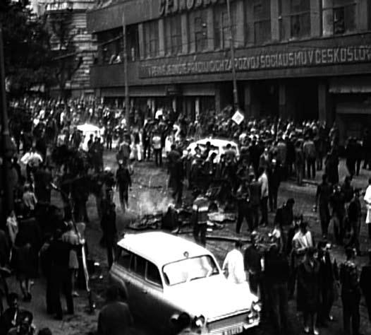 VI. Armáda v srpnu 1968 23 Ranění a mrtví z bojů o Čs. rozhlas (ČAF, VHÚ) Jedna ze sanitek před Čs. rozhlasem 21. 8.