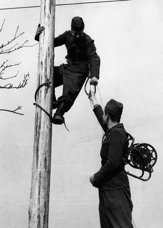 VI. Armáda v srpnu 1968 31 Hmatatelným výsledkem tak snad byl jen rozkaz arm. gen. Pavlovského z téhož dne, který dle NGŠ Rusova zněl: 1. Neodzbrojovat útvary ČSLA, které nekladou odpor. 2.