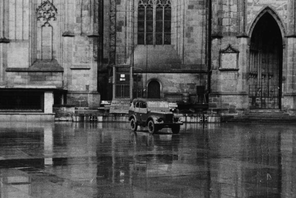 VI. Armáda v srpnu 1968 45 Sovětský GAZ-69 před chrámem sv. Víta na Pražském hradě (Muzeum Policie ČR) kde byli gen. Szücs za MLA a arm. gen. Pavlovskij za SA, zástupce NLA NDR, PLA (šlo o gen.